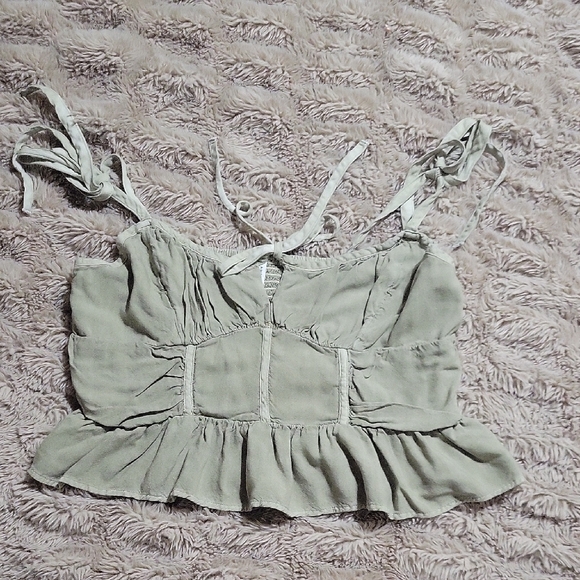 American Eagle Outfitters Light Green Ruffled Crop Top - Picture 1 of 3